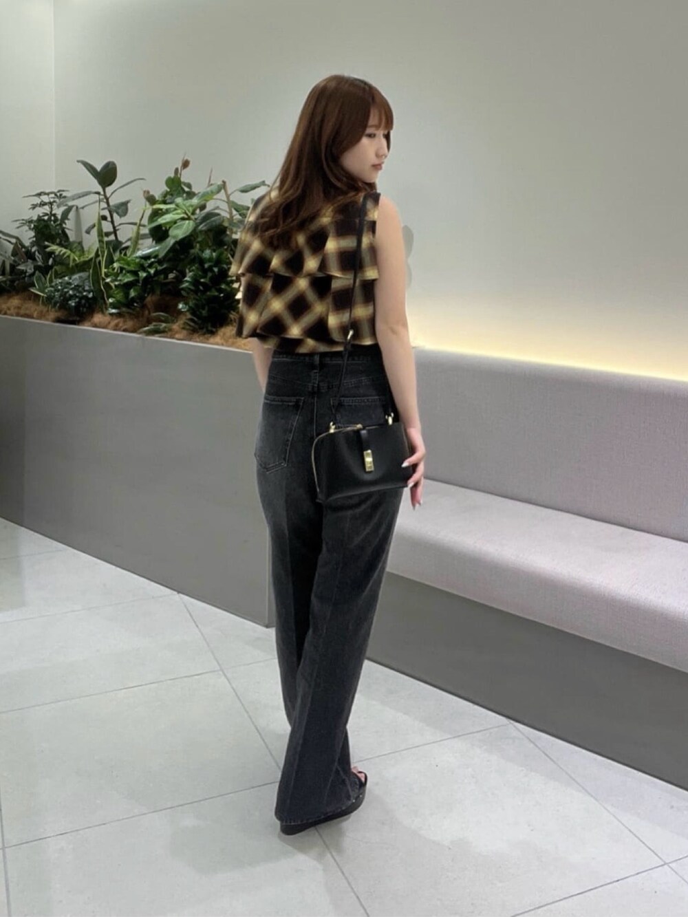 ブラック系のその他パンツ、ベージュ系のシャツ/ブラウス、ブラック系のショルダーバッグを着用したレディースの夏コーディネートの5枚目の写真