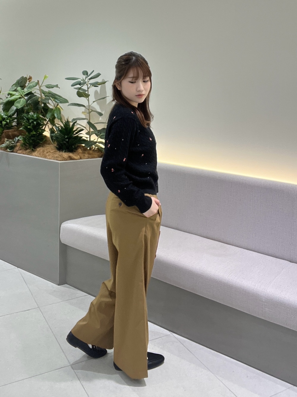 ブラック系のカーディガン/ボレロ、イエロー系のその他パンツ、レッド系のショルダーバッグを着用したレディースの秋コーディネートの4枚目の写真