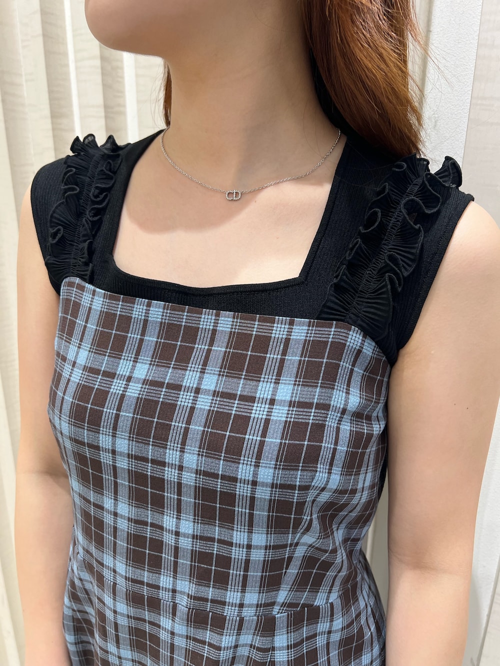 ブラウン系のワンピース、ブラック系のサンダル、ブラウン系のボストンバッグを着用したレディースの夏コーディネートの5枚目の写真