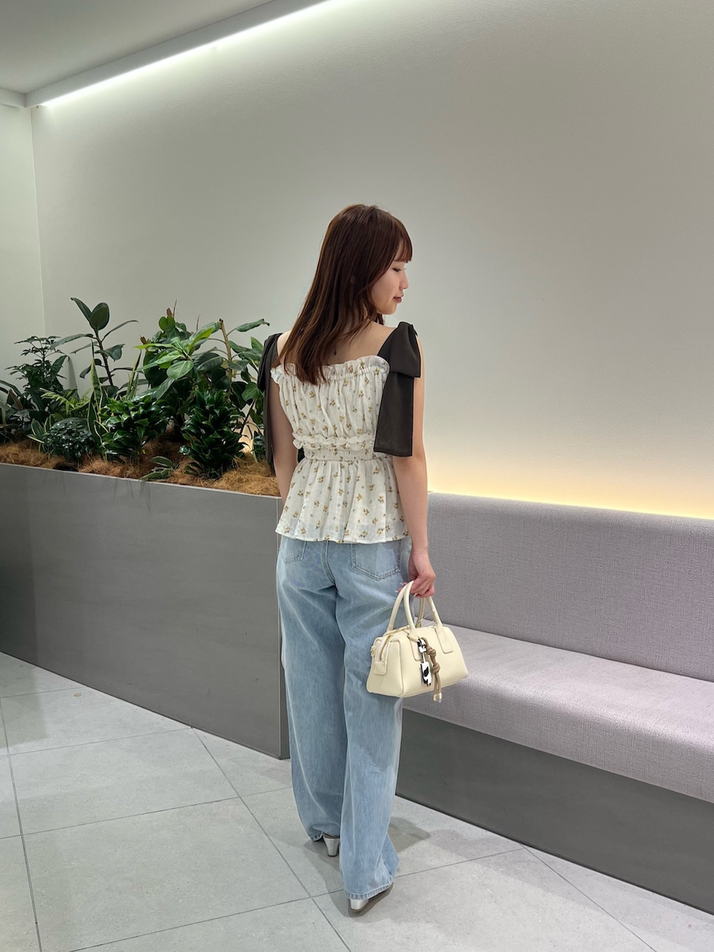 ベージュ系のシャツ/ブラウス、ブルー系のデニムパンツ、ブラウン系のボストンバッグを着用したレディースの夏コーディネートの5枚目の写真