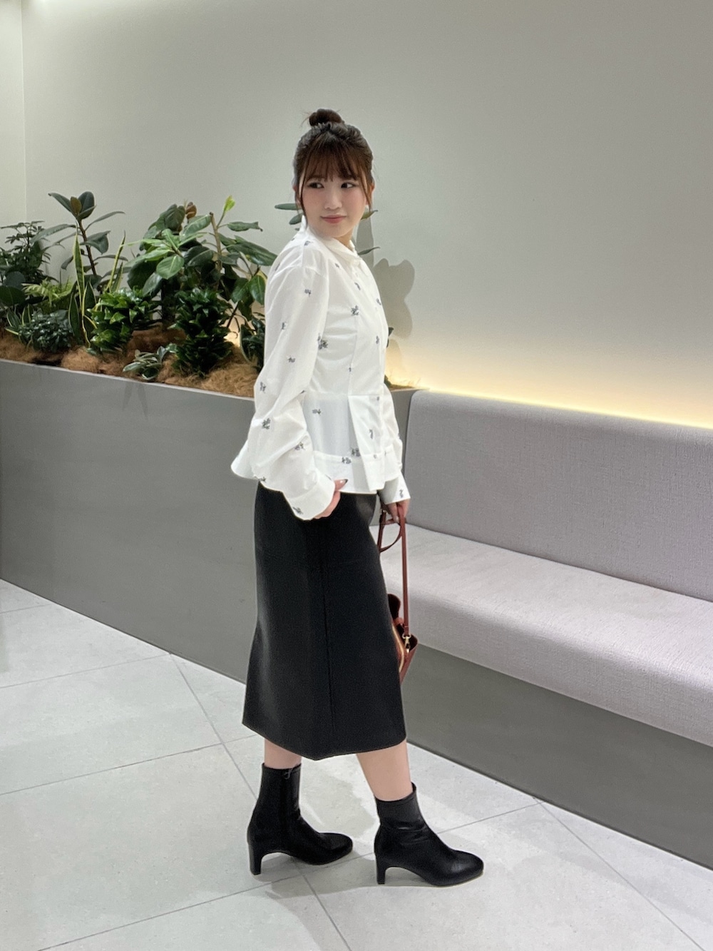 ホワイト系のシャツ/ブラウス、ブラック系のスカート、レッド系のショルダーバッグを着用したレディースの秋コーディネートの5枚目の写真