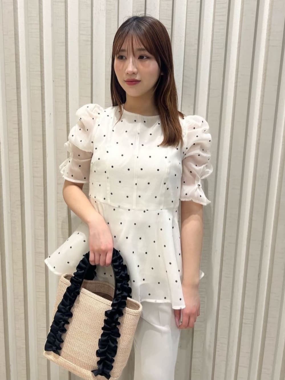 ホワイト系のシャツ/ブラウス、ホワイト系のスラックス、ホワイト系のトートバッグを着用したレディースの夏コーディネートの4枚目の写真
