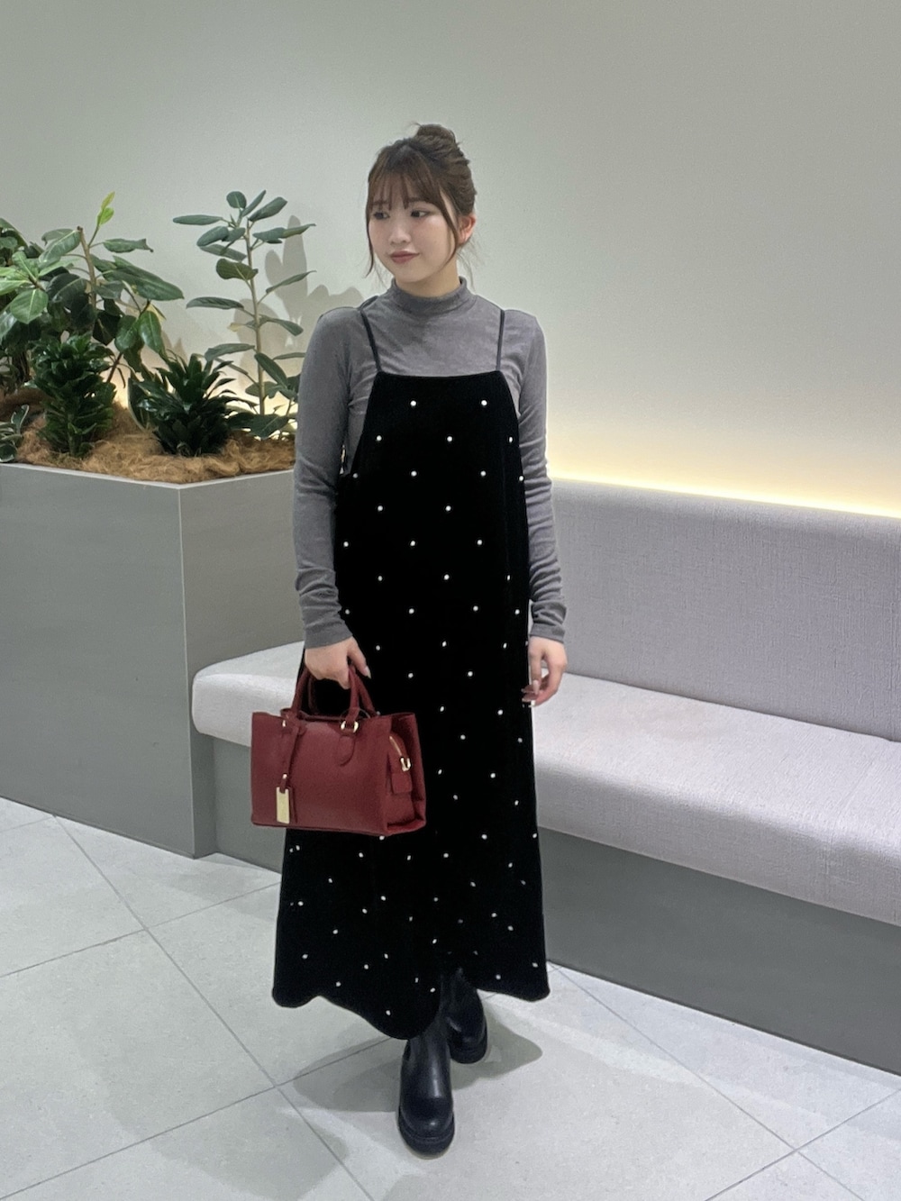 ブラック系のワンピース、レッド系のショルダーバッグ、グレー系のTシャツ/カットソーを着用したレディースの秋コーディネートの3枚目の写真