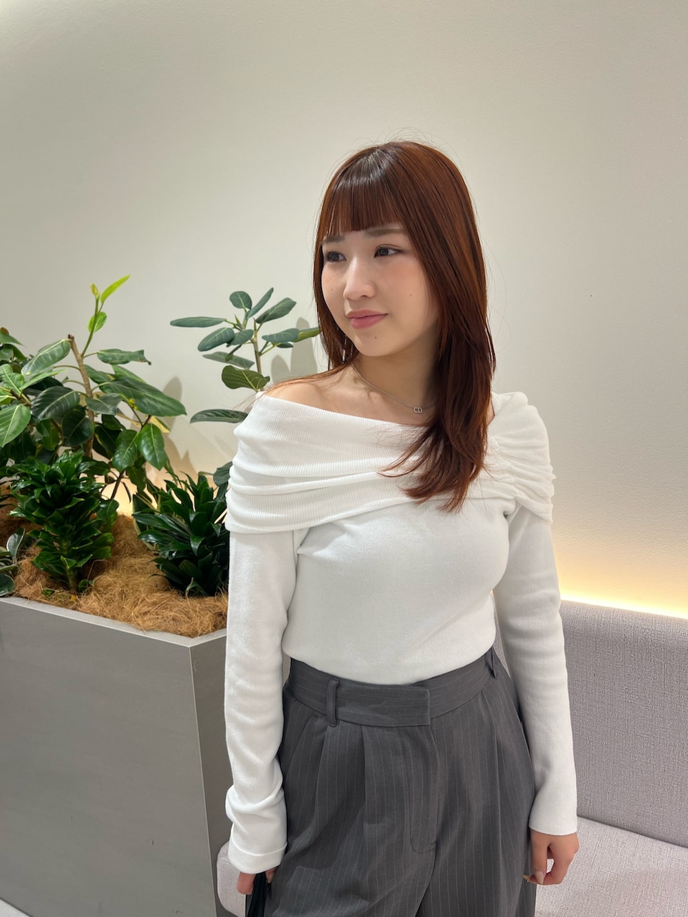 ホワイト系のニット/セーター、ブラック系のボストンバッグ、グレー系のその他パンツを着用したレディースの秋コーディネートの8枚目の写真