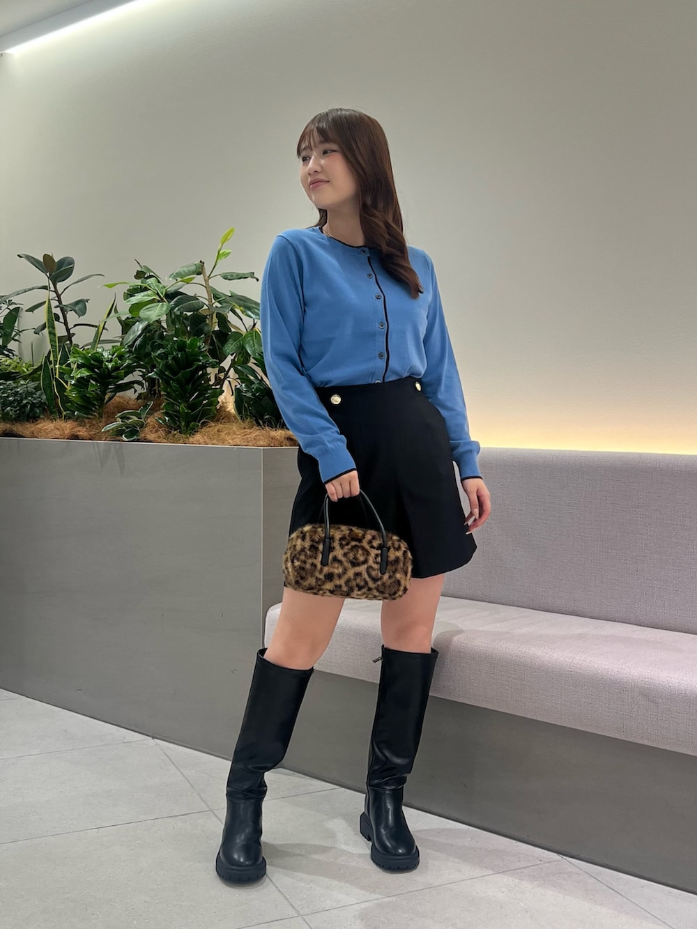ブルー系のカーディガン/ボレロ、ブラック系のその他パンツ、ブラウン系のボストンバッグを着用したレディースの秋コーディネートの3枚目の写真
