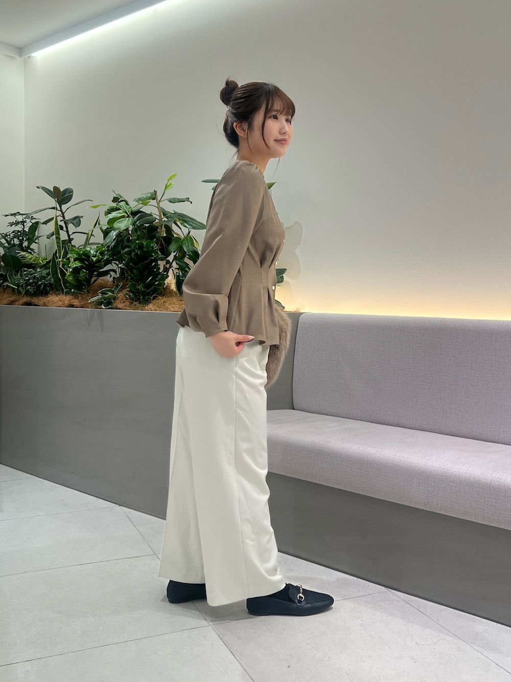 ブラウン系のシャツ/ブラウス、ホワイト系のその他パンツ、ブラック系のローファーを着用したレディースの秋コーディネートの4枚目の写真