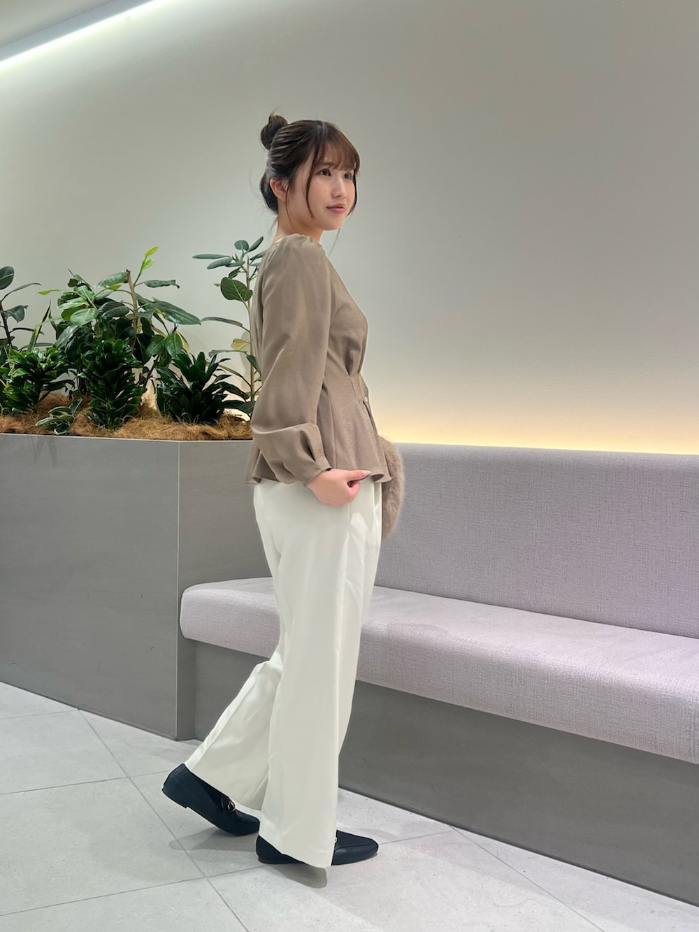 ブラウン系のシャツ/ブラウス、ホワイト系のその他パンツ、ブラック系のローファーを着用したレディースの秋コーディネートの3枚目の写真