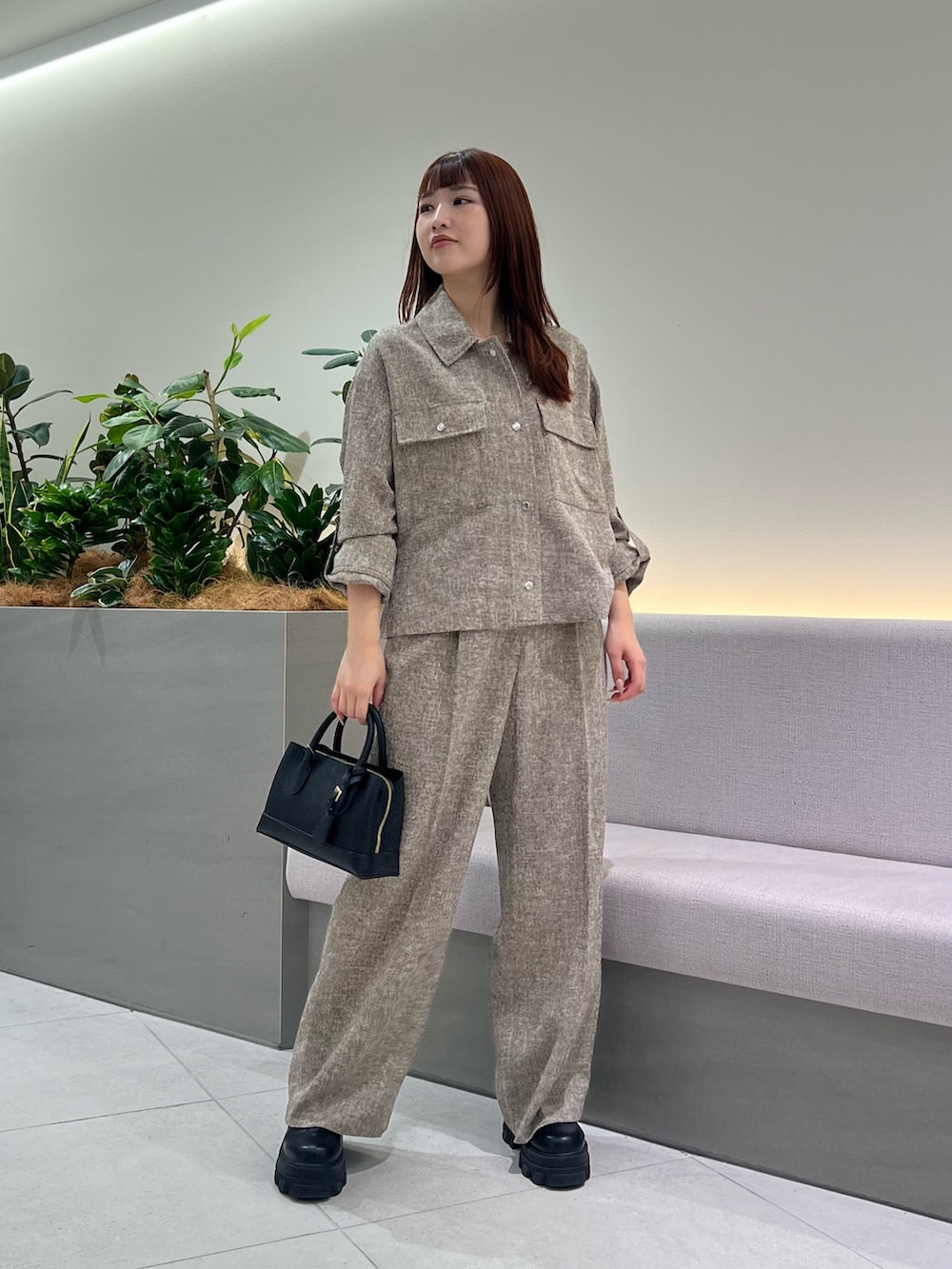 ブラウン系のシャツ/ブラウス、ブラウン系のその他パンツ、ブラック系のトートバッグを着用したレディースの秋コーディネートの2枚目の写真