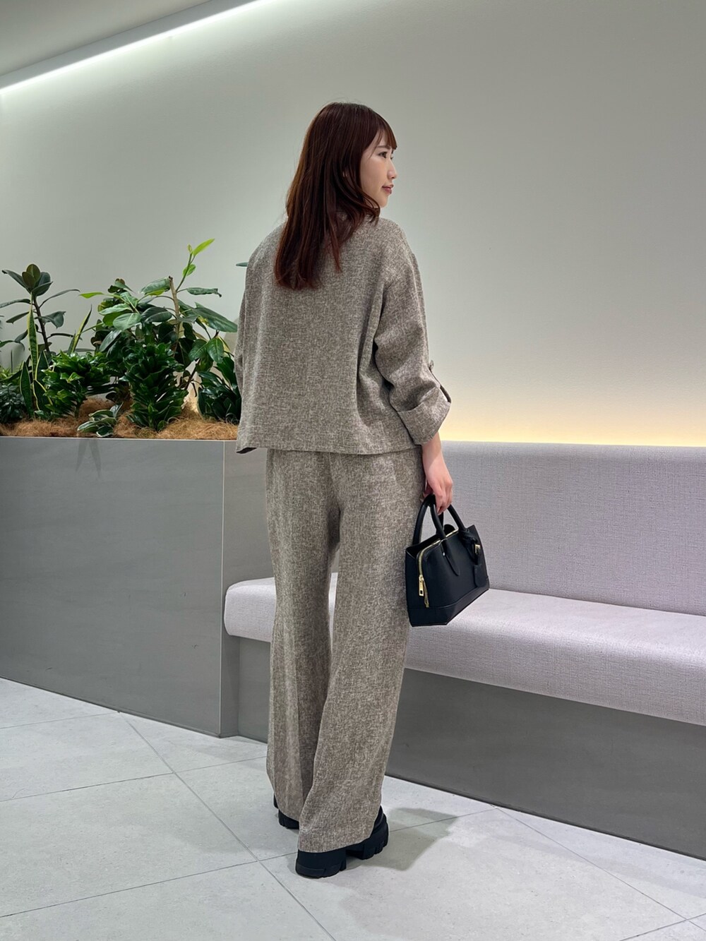 ブラウン系のシャツ/ブラウス、ブラウン系のその他パンツ、ブラック系のトートバッグを着用したレディースの秋コーディネートの6枚目の写真