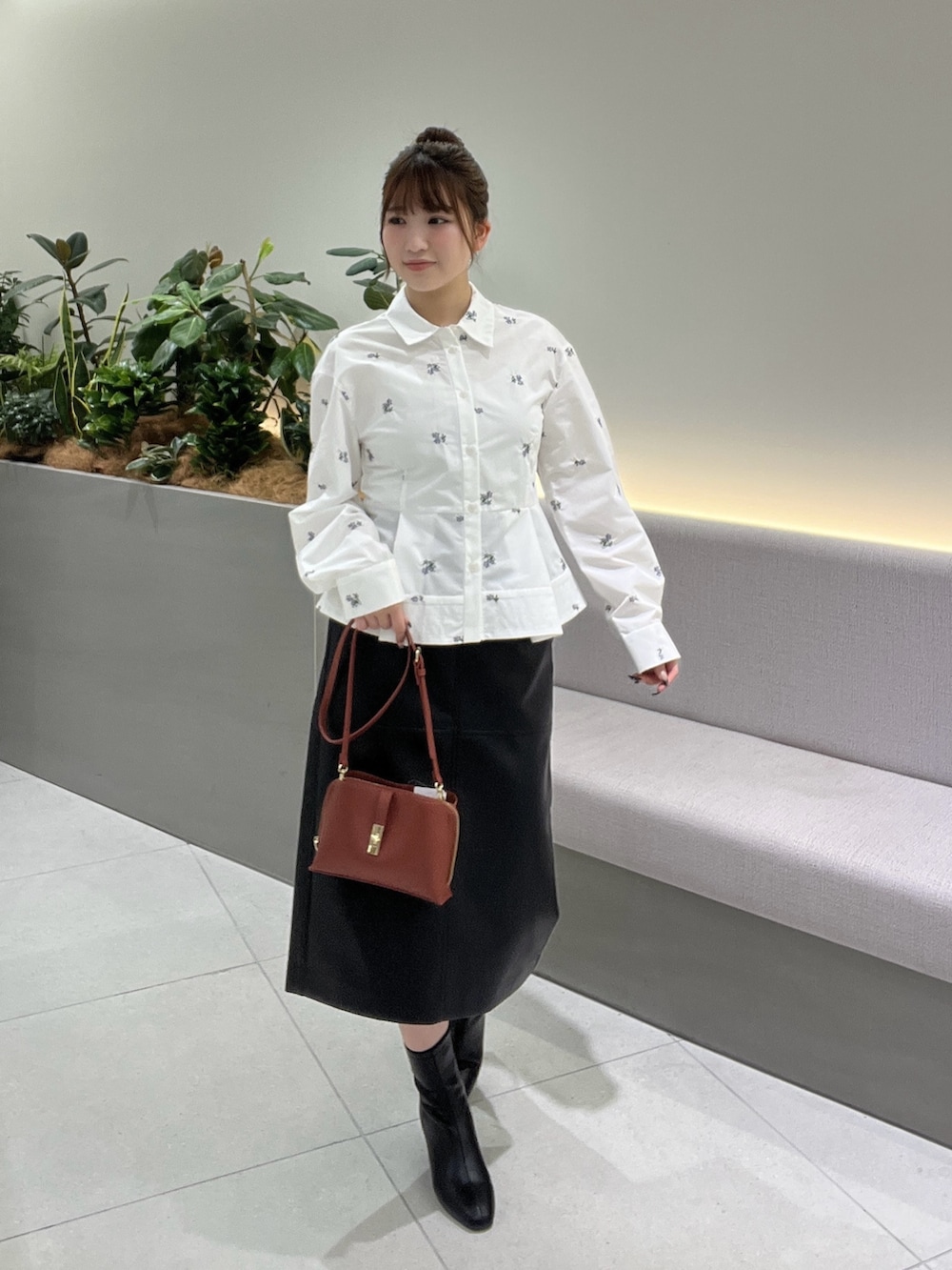 ホワイト系のシャツ/ブラウス、ブラック系のスカート、レッド系のショルダーバッグを着用したレディースの秋コーディネートの4枚目の写真