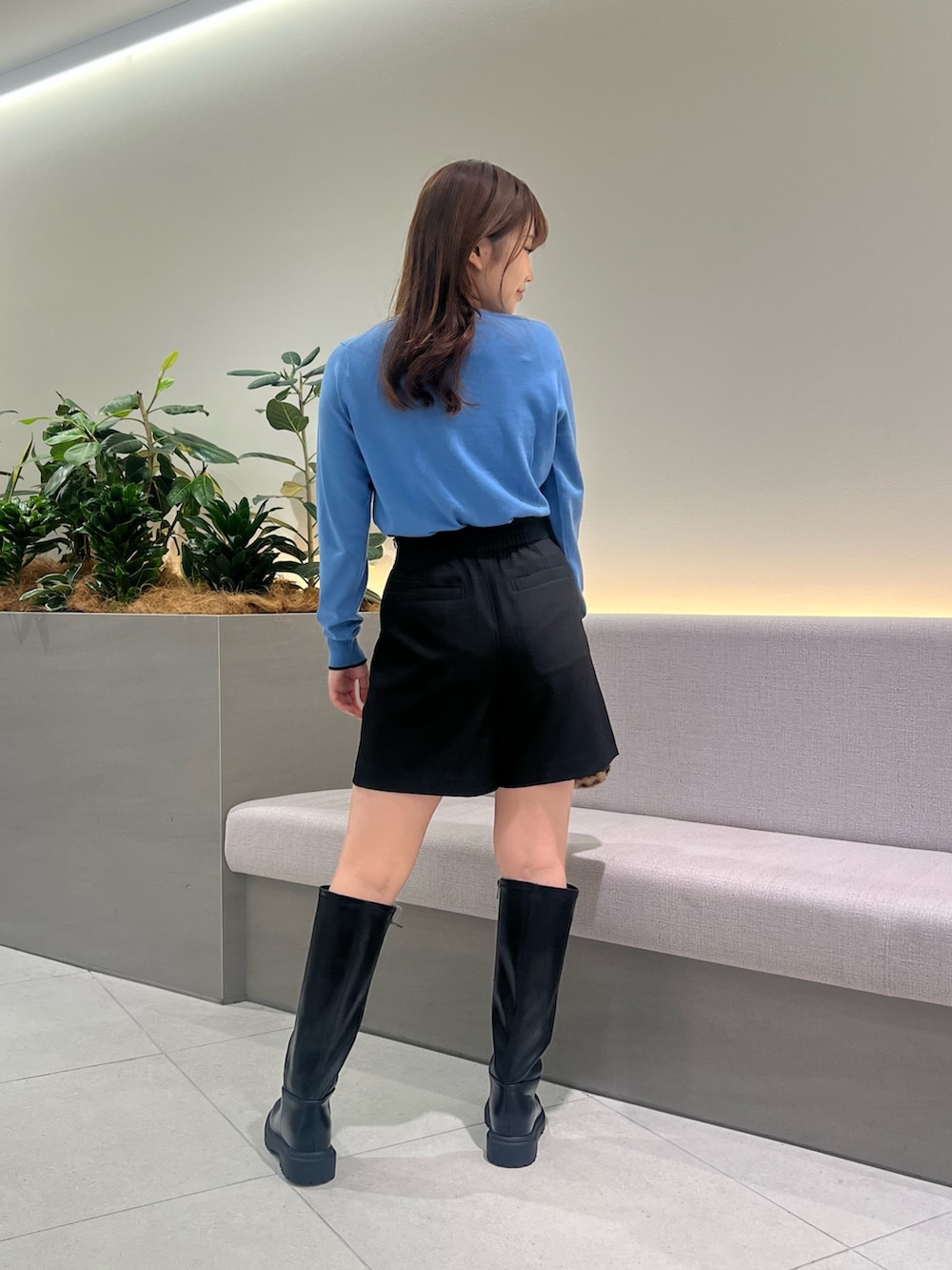 ブルー系のカーディガン/ボレロ、ブラック系のその他パンツ、ブラウン系のボストンバッグを着用したレディースの秋コーディネートの7枚目の写真