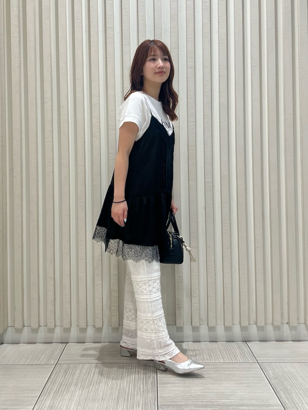 ブラック系のキャミソール、ホワイト系のTシャツ/カットソー、ホワイト系のその他パンツを着用したレディースの夏コーディネートの3枚目の写真