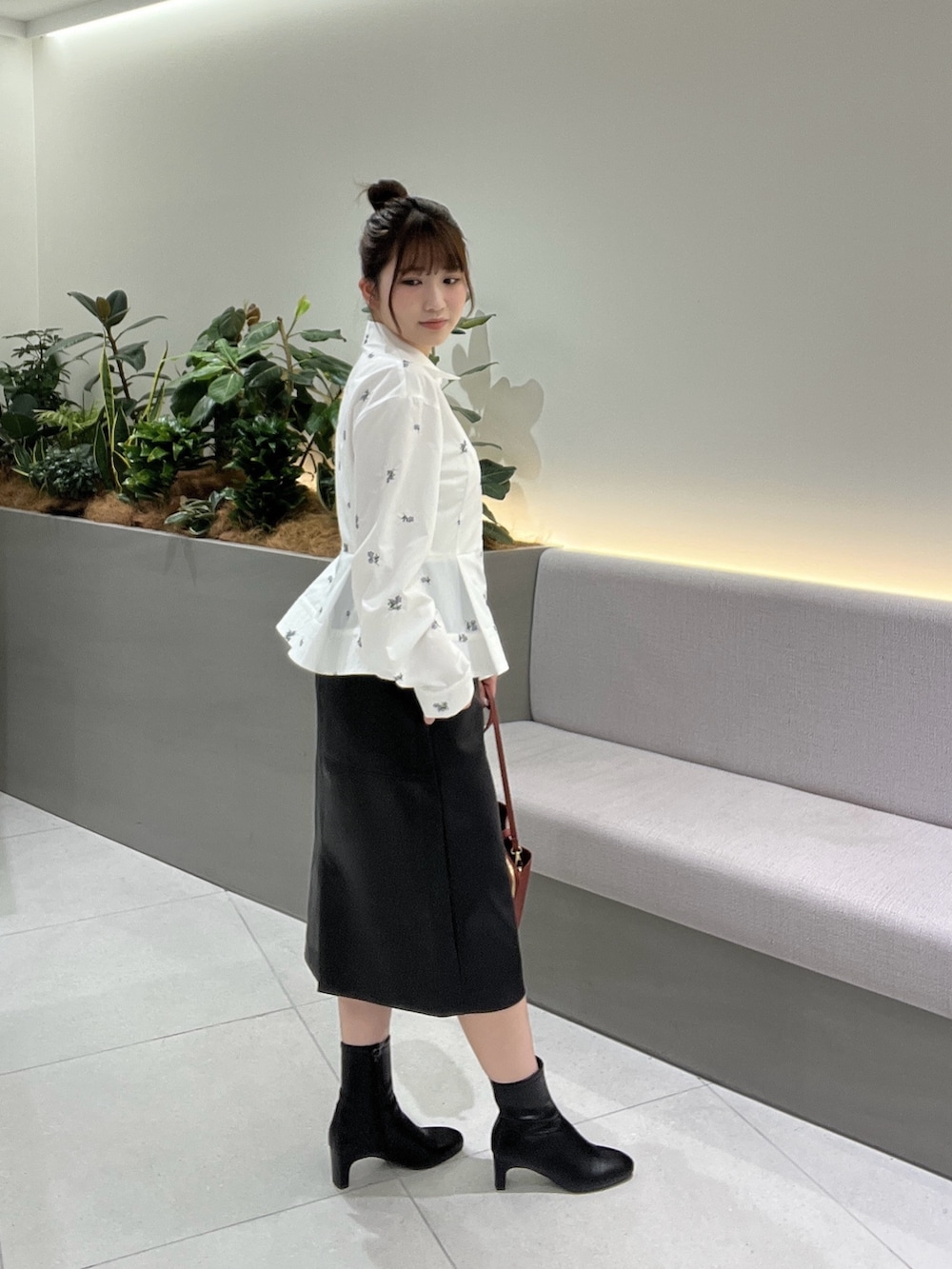 ホワイト系のシャツ/ブラウス、ブラック系のスカート、レッド系のショルダーバッグを着用したレディースの秋コーディネートの7枚目の写真