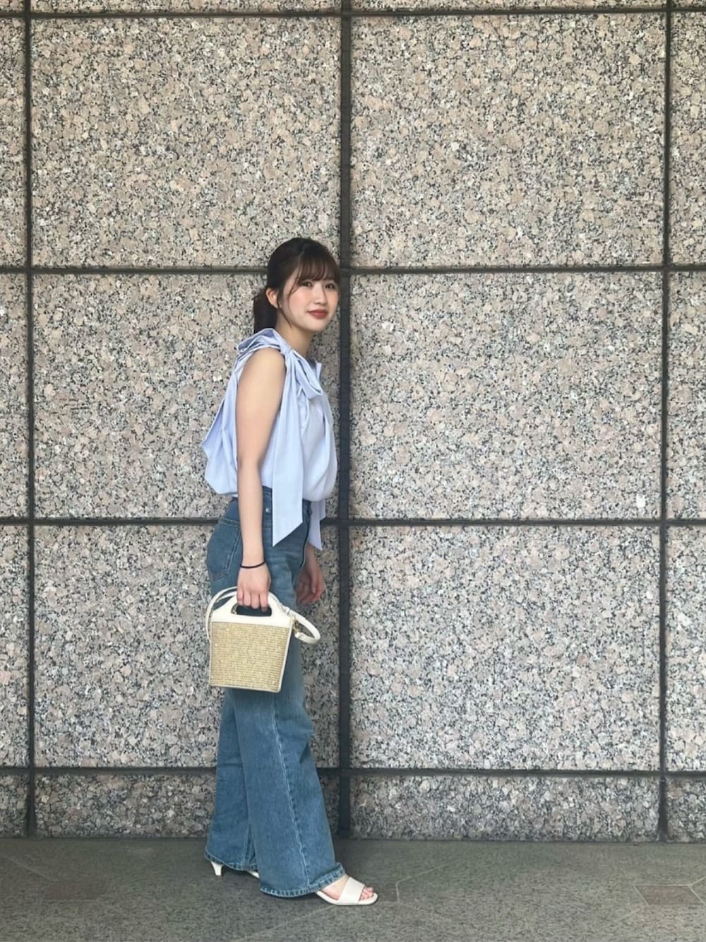 ブルー系のシャツ/ブラウス、ブルー系のデニムパンツ、ホワイト系のサンダルを着用したレディースの夏コーディネートの3枚目の写真