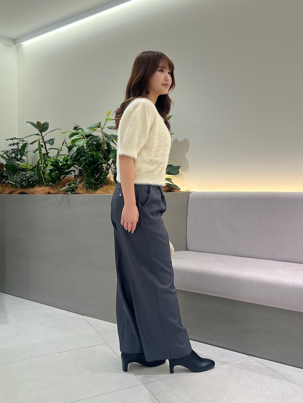 ホワイト系のニット/セーター、グレー系のその他パンツ、ホワイト系のボストンバッグを着用したレディースの秋コーディネートの3枚目の写真