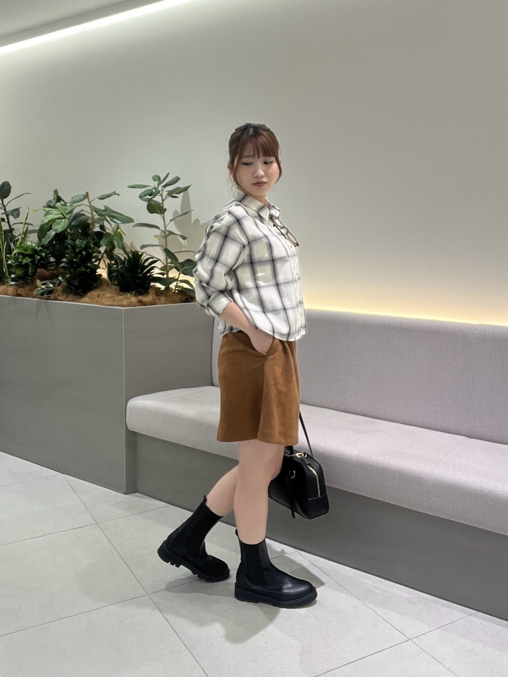 ホワイト系のシャツ/ブラウス、イエロー系のスカート、ブラック系のブーツを着用したレディースの夏コーディネートの3枚目の写真