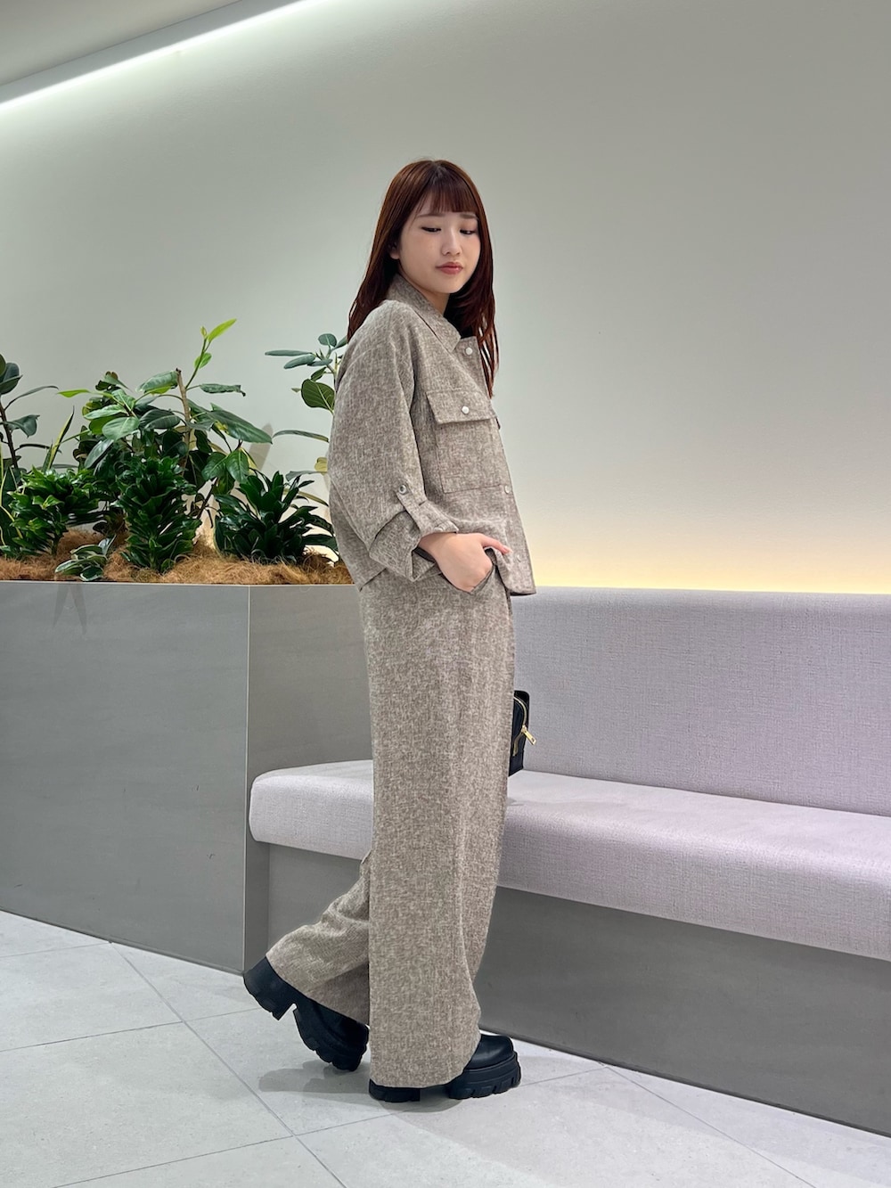 ブラウン系のシャツ/ブラウス、ブラウン系のその他パンツ、ブラック系のトートバッグを着用したレディースの秋コーディネートの5枚目の写真