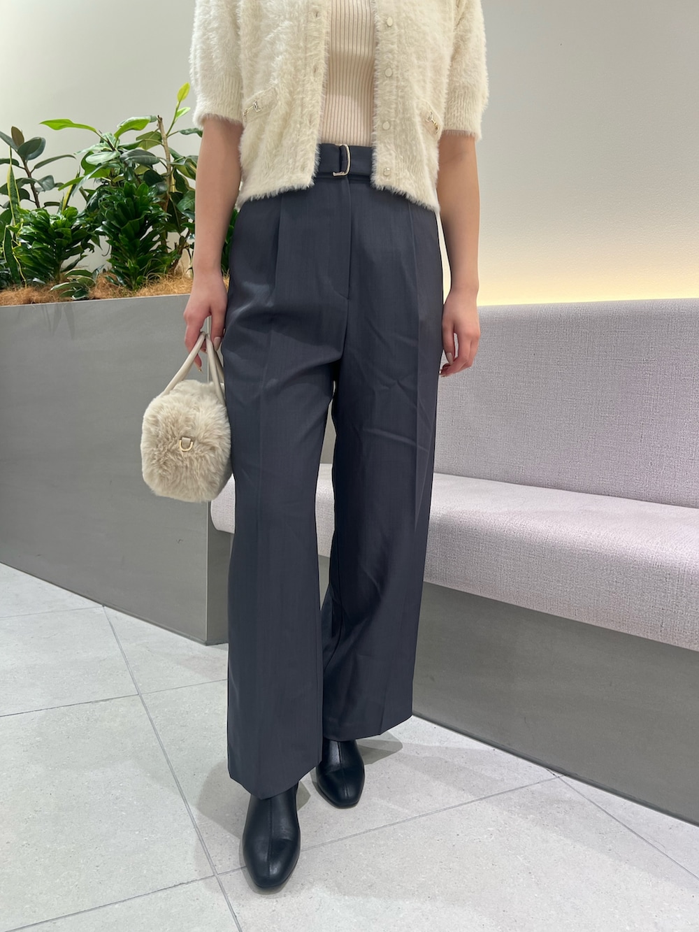 ホワイト系のニット/セーター、グレー系のその他パンツ、ホワイト系のボストンバッグを着用したレディースの秋コーディネートの7枚目の写真