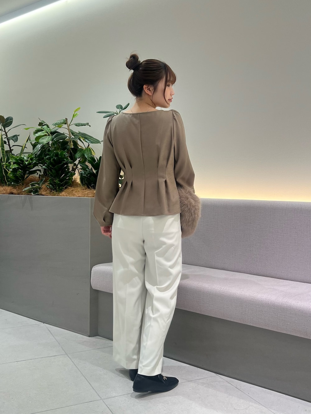 ブラウン系のシャツ/ブラウス、ホワイト系のその他パンツ、ブラック系のローファーを着用したレディースの秋コーディネートの6枚目の写真