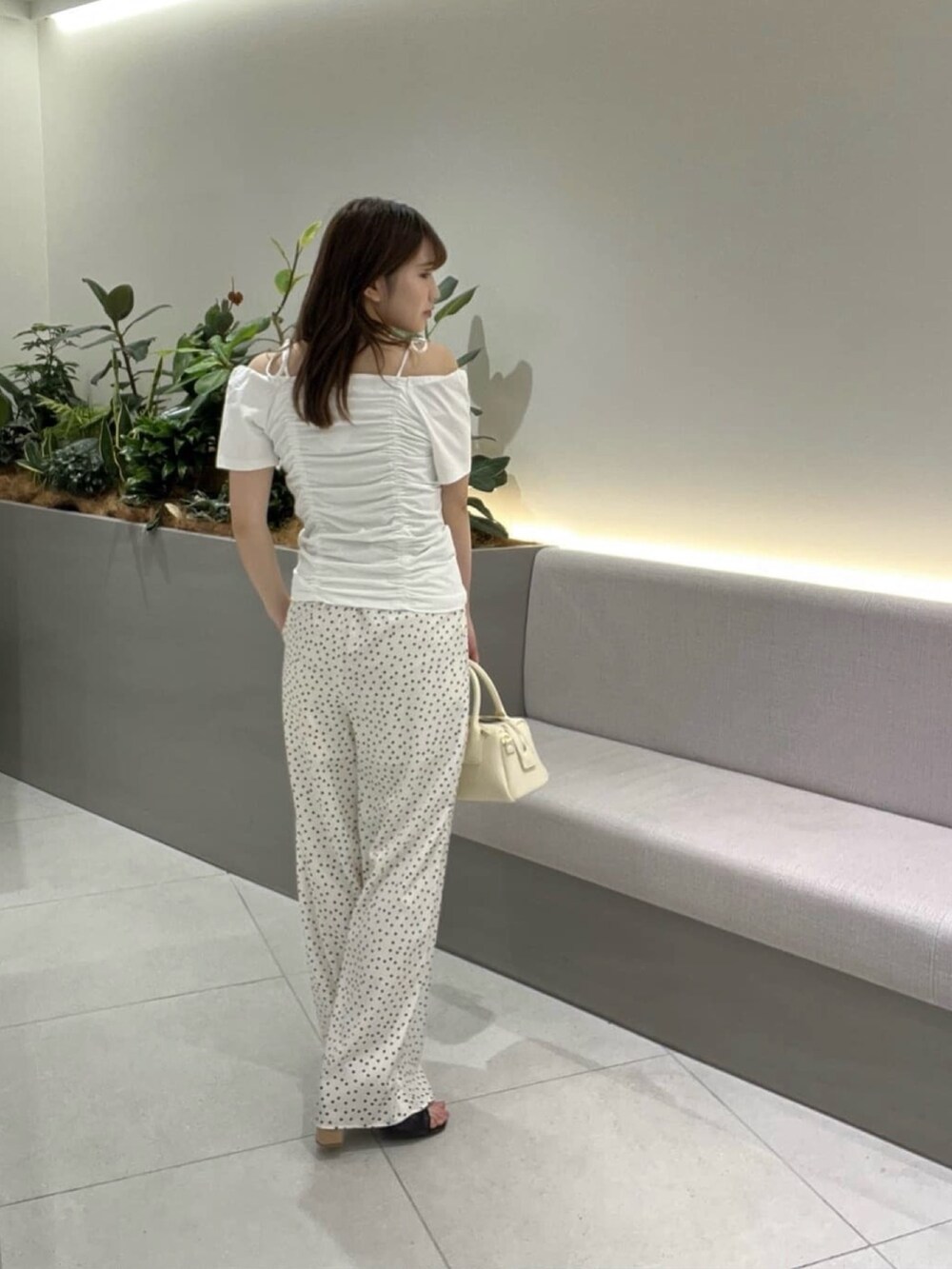 ホワイト系のTシャツ/カットソー、ホワイト系のその他パンツ、ブラウン系のボストンバッグを着用したレディースの夏コーディネートの5枚目の写真
