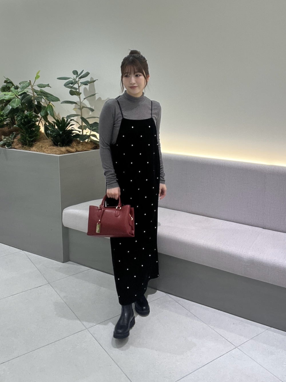 ブラック系のワンピース、レッド系のショルダーバッグ、グレー系のTシャツ/カットソーを着用したレディースの秋コーディネートの2枚目の写真