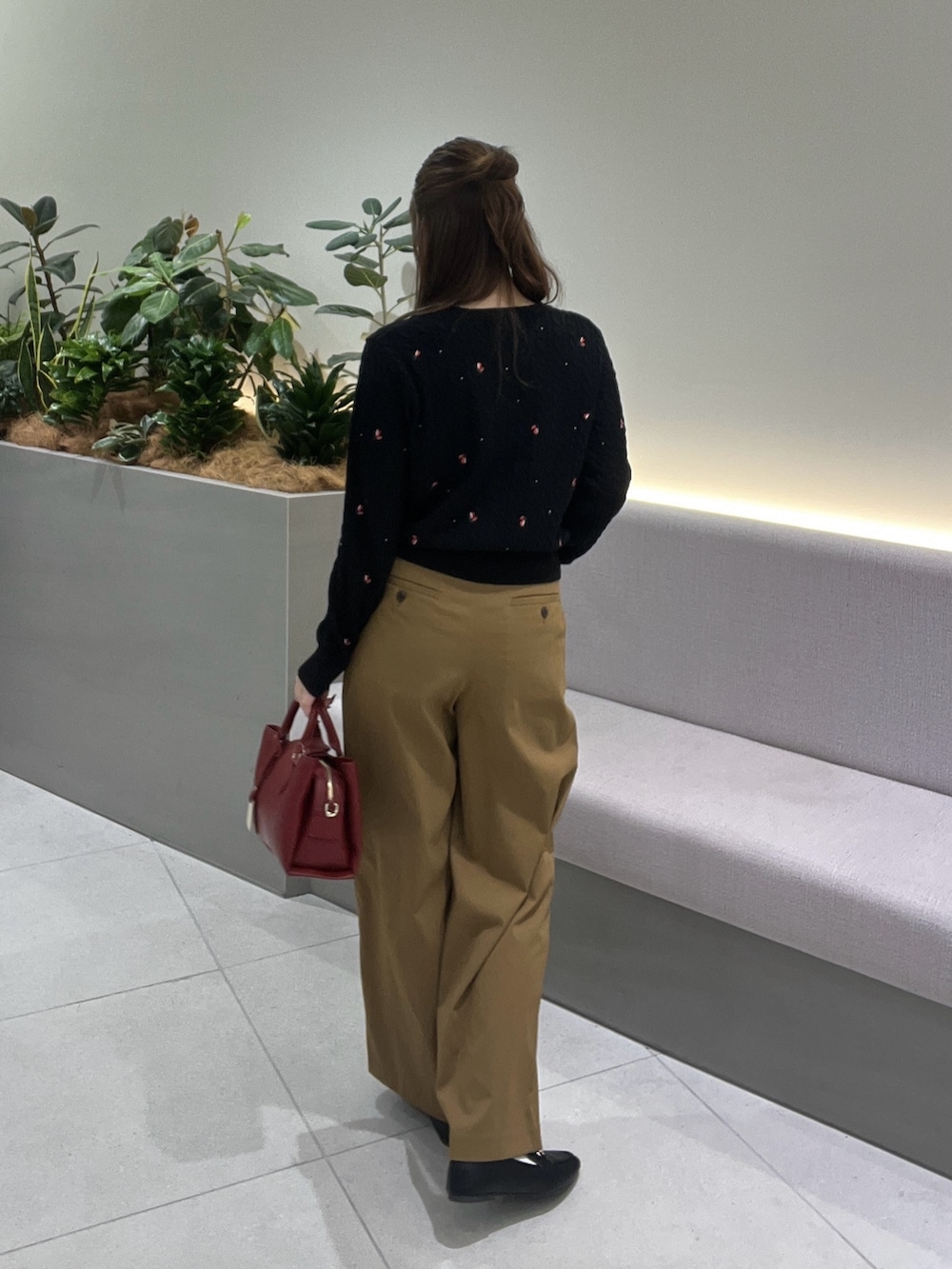 ブラック系のカーディガン/ボレロ、イエロー系のその他パンツ、レッド系のショルダーバッグを着用したレディースの秋コーディネートの6枚目の写真