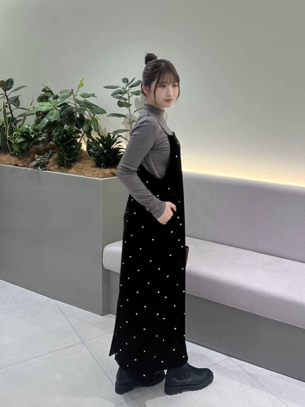 ブラック系のワンピース、レッド系のショルダーバッグ、グレー系のTシャツ/カットソーを着用したレディースの秋コーディネートの6枚目の写真