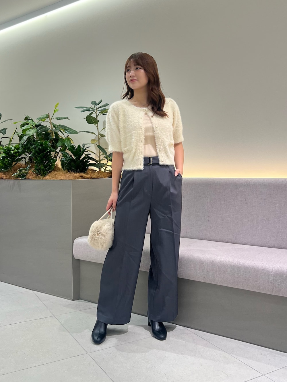 ホワイト系のニット/セーター、グレー系のその他パンツ、ホワイト系のボストンバッグを着用したレディースの秋コーディネートの2枚目の写真