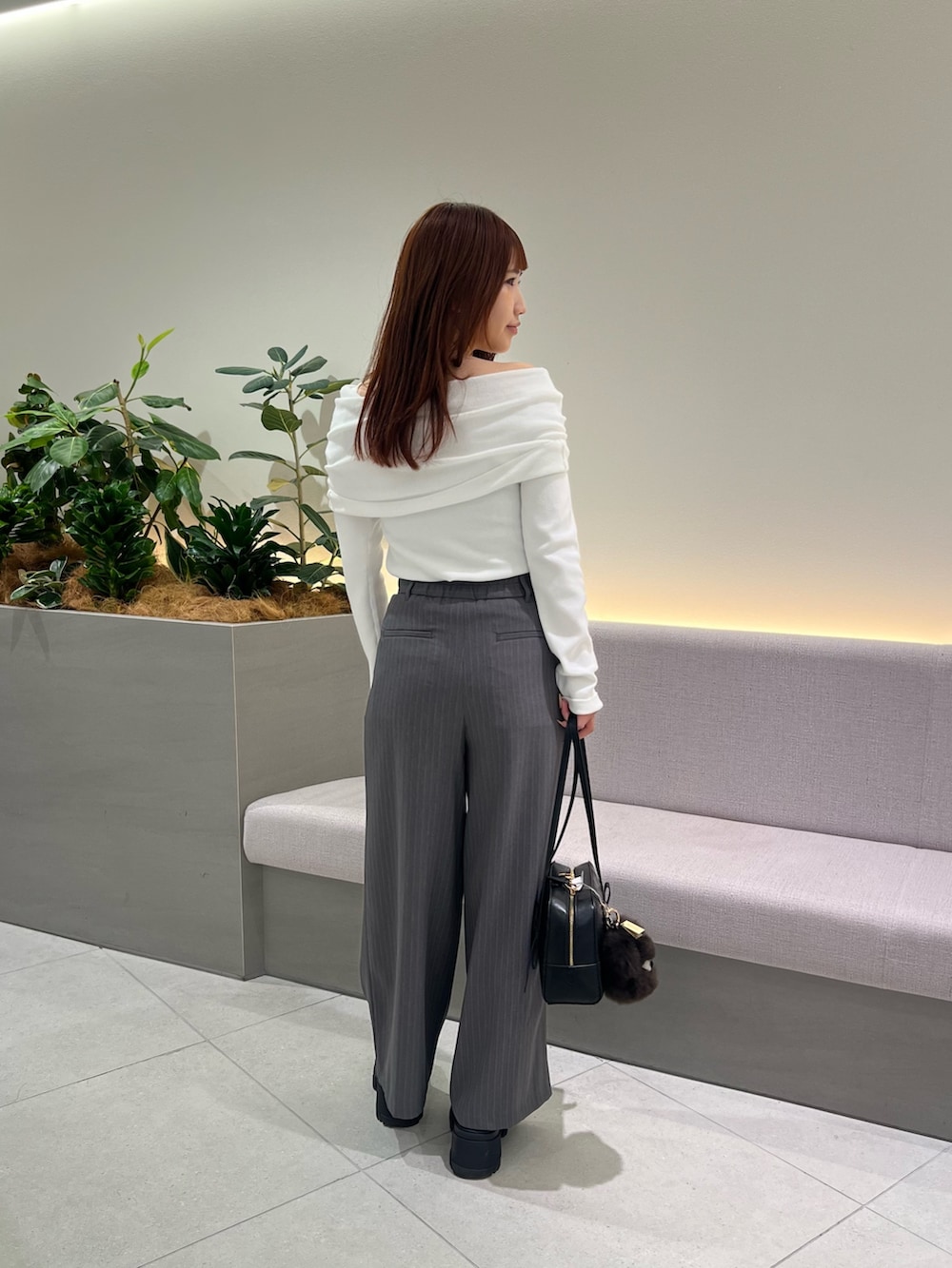 ホワイト系のニット/セーター、ブラック系のボストンバッグ、グレー系のその他パンツを着用したレディースの秋コーディネートの7枚目の写真