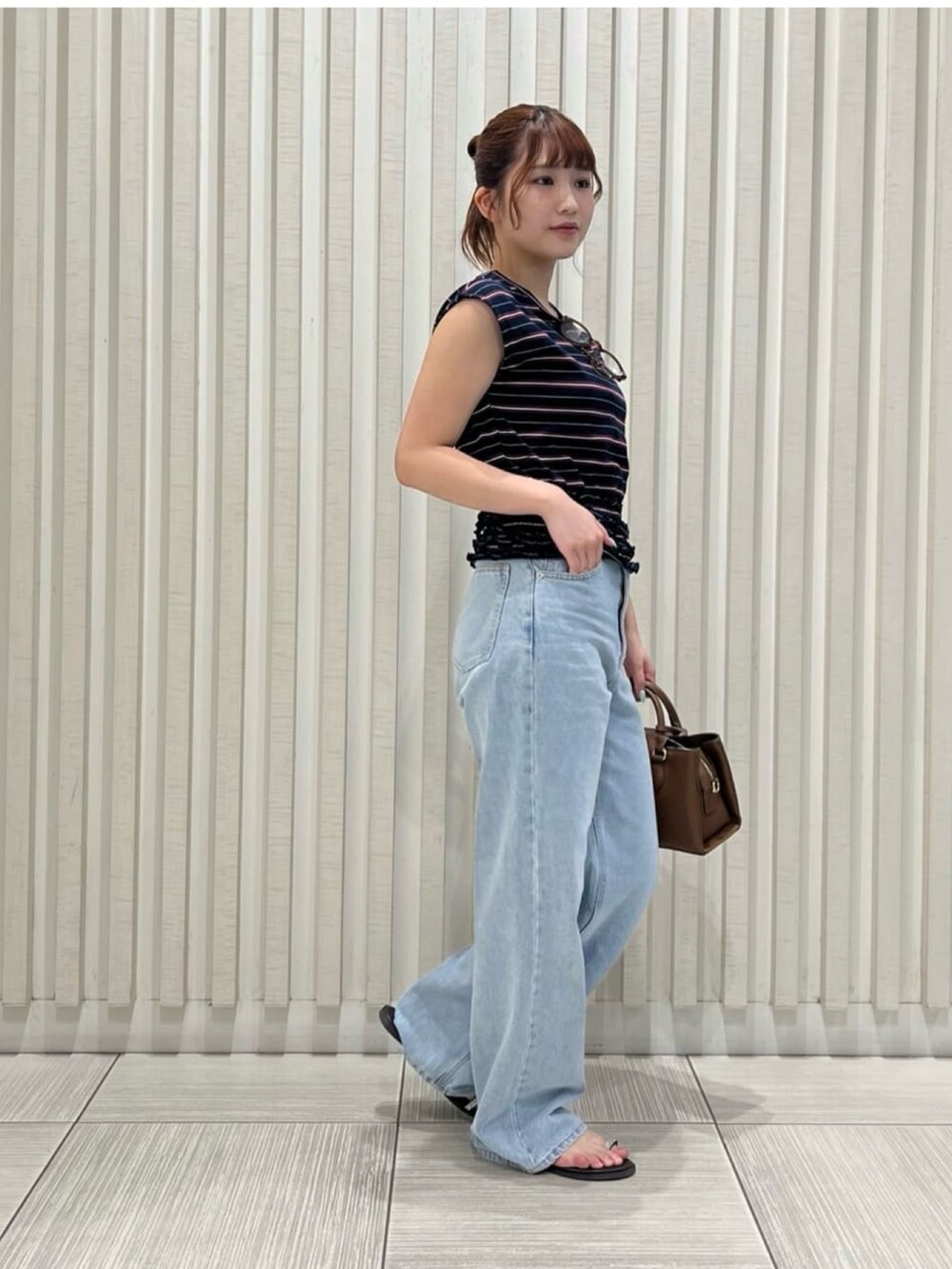 ブルー系のTシャツ/カットソー、ブラウン系のサンダル、ブラウン系のショルダーバッグを着用したレディースの夏コーディネートの4枚目の写真