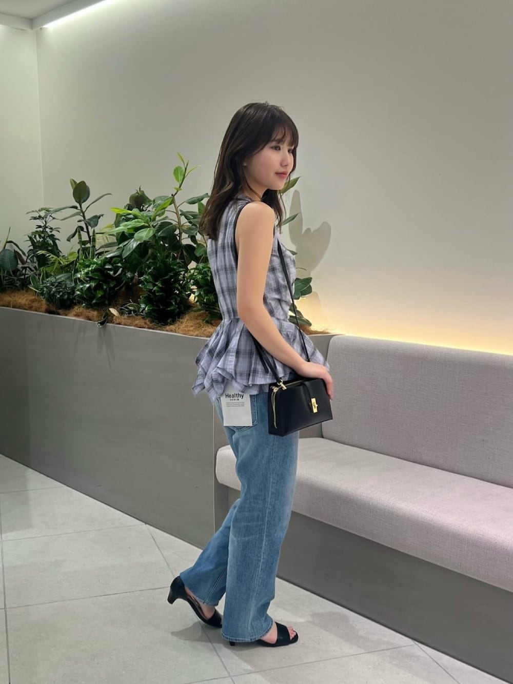 パープル系のシャツ/ブラウス、ブルー系のデニムパンツ、ブラック系のサンダルを着用したレディースの夏コーディネートの3枚目の写真