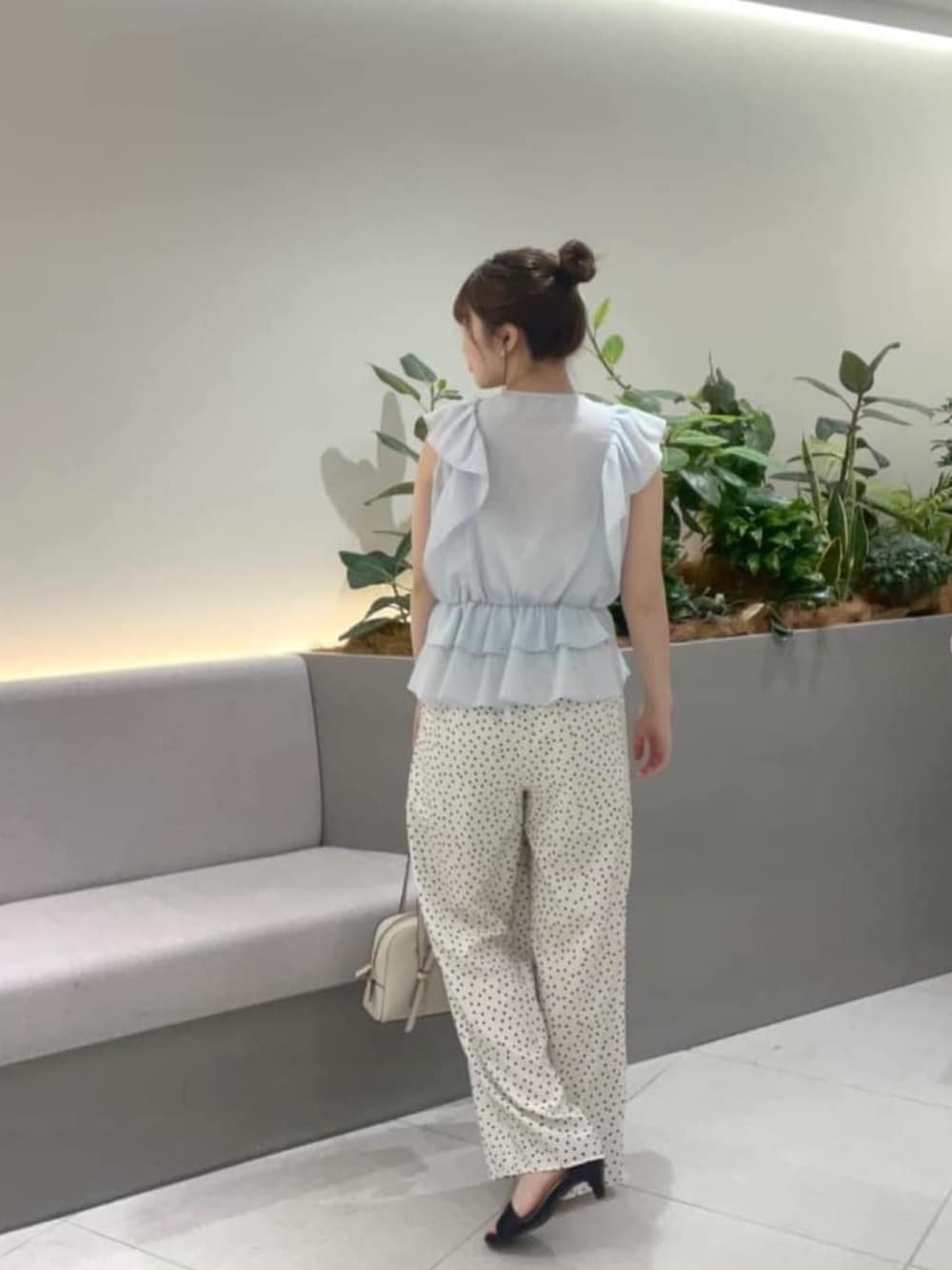 ブルー系のシャツ/ブラウス、ホワイト系のその他パンツ、ホワイト系のボストンバッグを着用したレディースの夏コーディネートの5枚目の写真