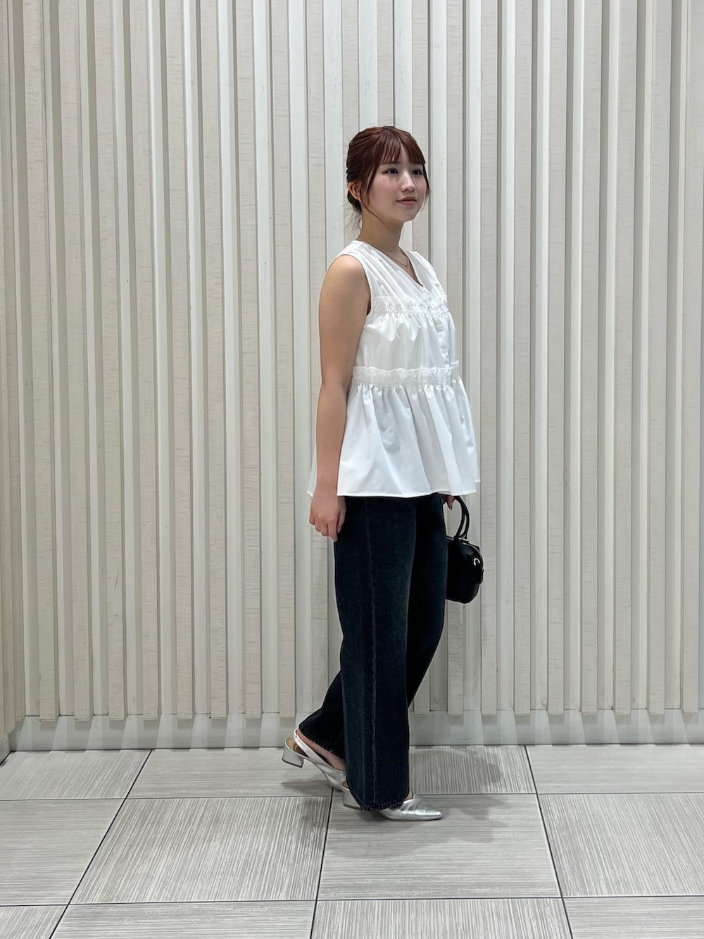 ホワイト系のシャツ/ブラウス、ブラック系のデニムパンツ、ブラウン系のボストンバッグを着用したレディースの夏コーディネートの3枚目の写真