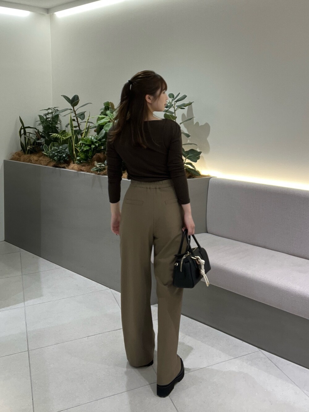 ブラウン系のTシャツ/カットソー、イエロー系のその他パンツ、ブラック系のローファーを着用したレディースの秋コーディネートの5枚目の写真