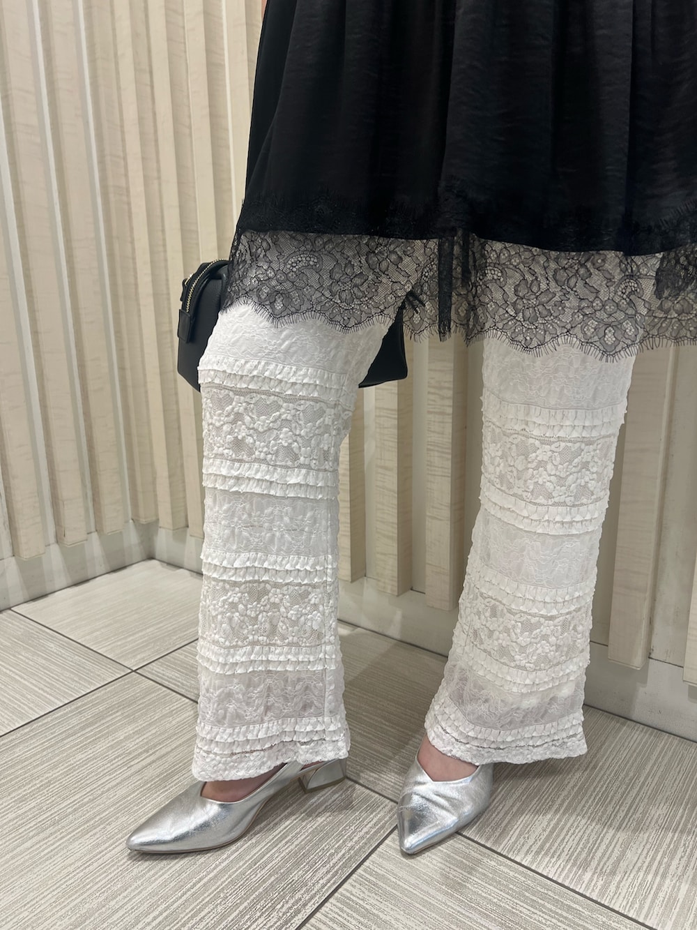 ブラック系のキャミソール、ホワイト系のTシャツ/カットソー、ホワイト系のその他パンツを着用したレディースの夏コーディネートの6枚目の写真
