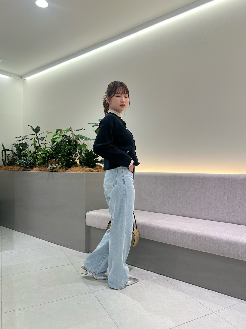 ブルー系のデニムパンツ、ブルー系のカーディガン/ボレロ、ホワイト系のTシャツ/カットソーを着用したレディースの夏コーディネートの4枚目の写真
