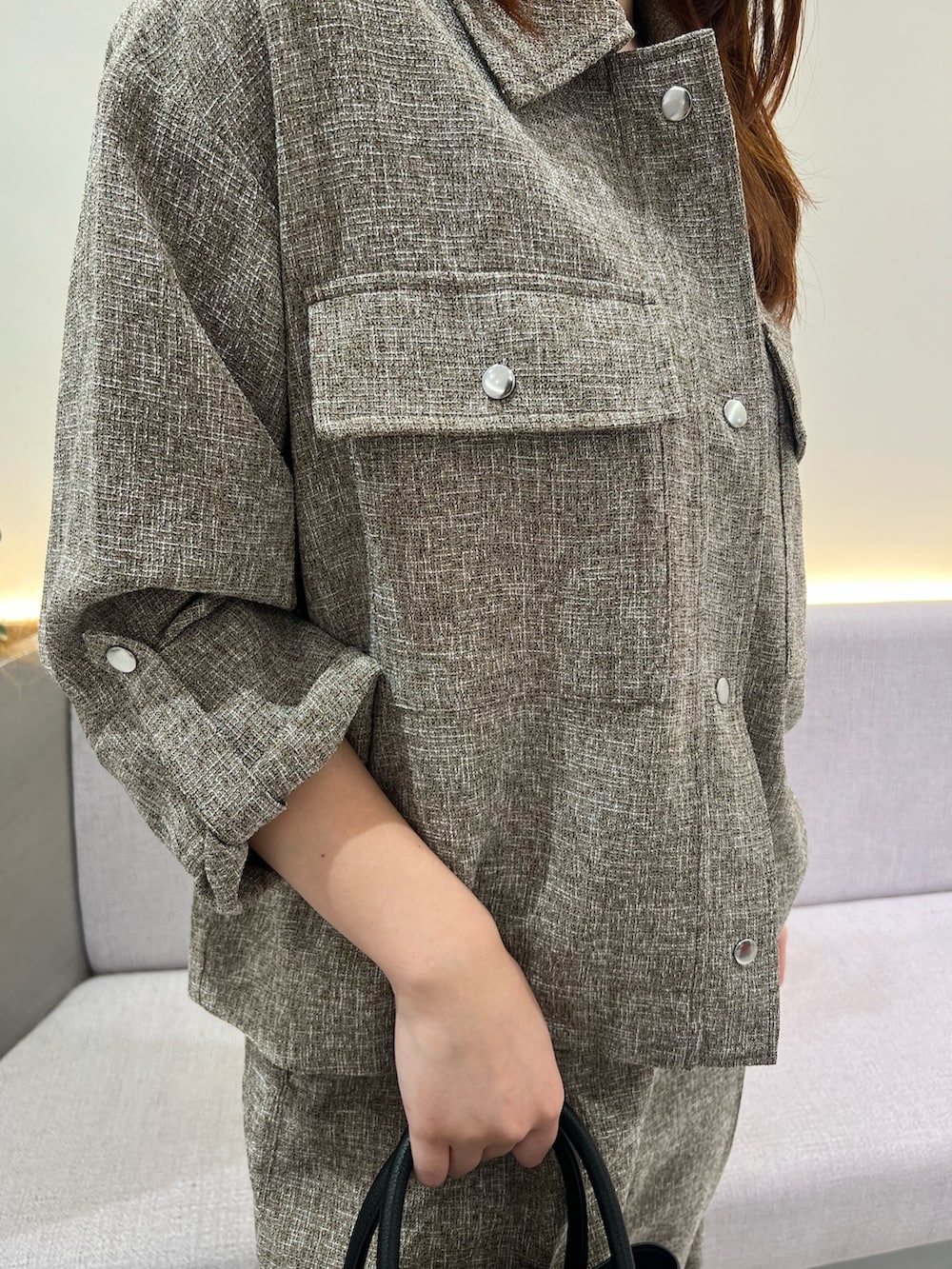 ブラウン系のシャツ/ブラウス、ブラウン系のその他パンツ、ブラック系のトートバッグを着用したレディースの秋コーディネートの8枚目の写真