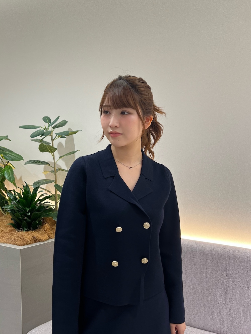 ブルー系のセットアップ、ブラウン系のブーツ、ブラック系のショルダーバッグを着用したレディースの秋コーディネートの8枚目の写真