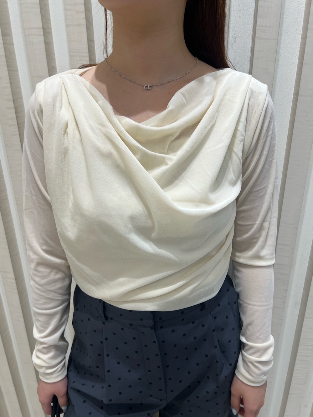 ホワイト系のTシャツ/カットソー、グレー系のその他パンツ、ブラック系のボストンバッグを着用したレディースの夏コーディネートの8枚目の写真