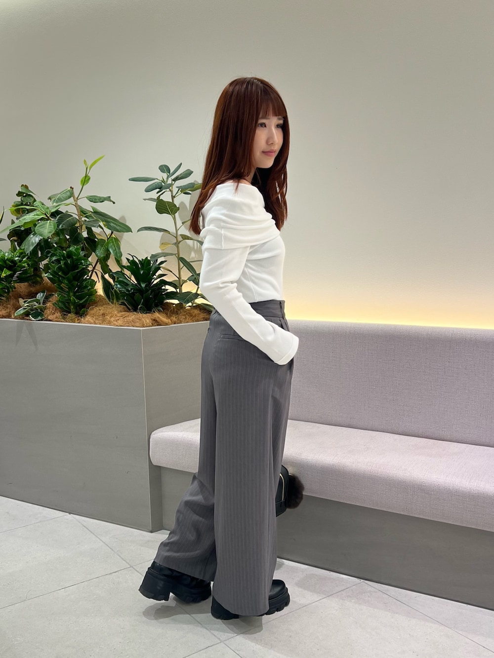 ホワイト系のニット/セーター、ブラック系のボストンバッグ、グレー系のその他パンツを着用したレディースの秋コーディネートの5枚目の写真