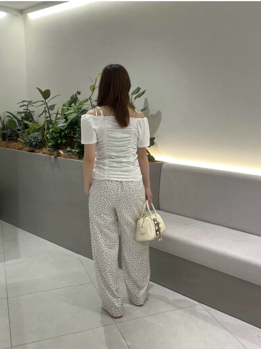 ホワイト系のTシャツ/カットソー、ホワイト系のその他パンツ、ブラウン系のボストンバッグを着用したレディースの夏コーディネートの4枚目の写真