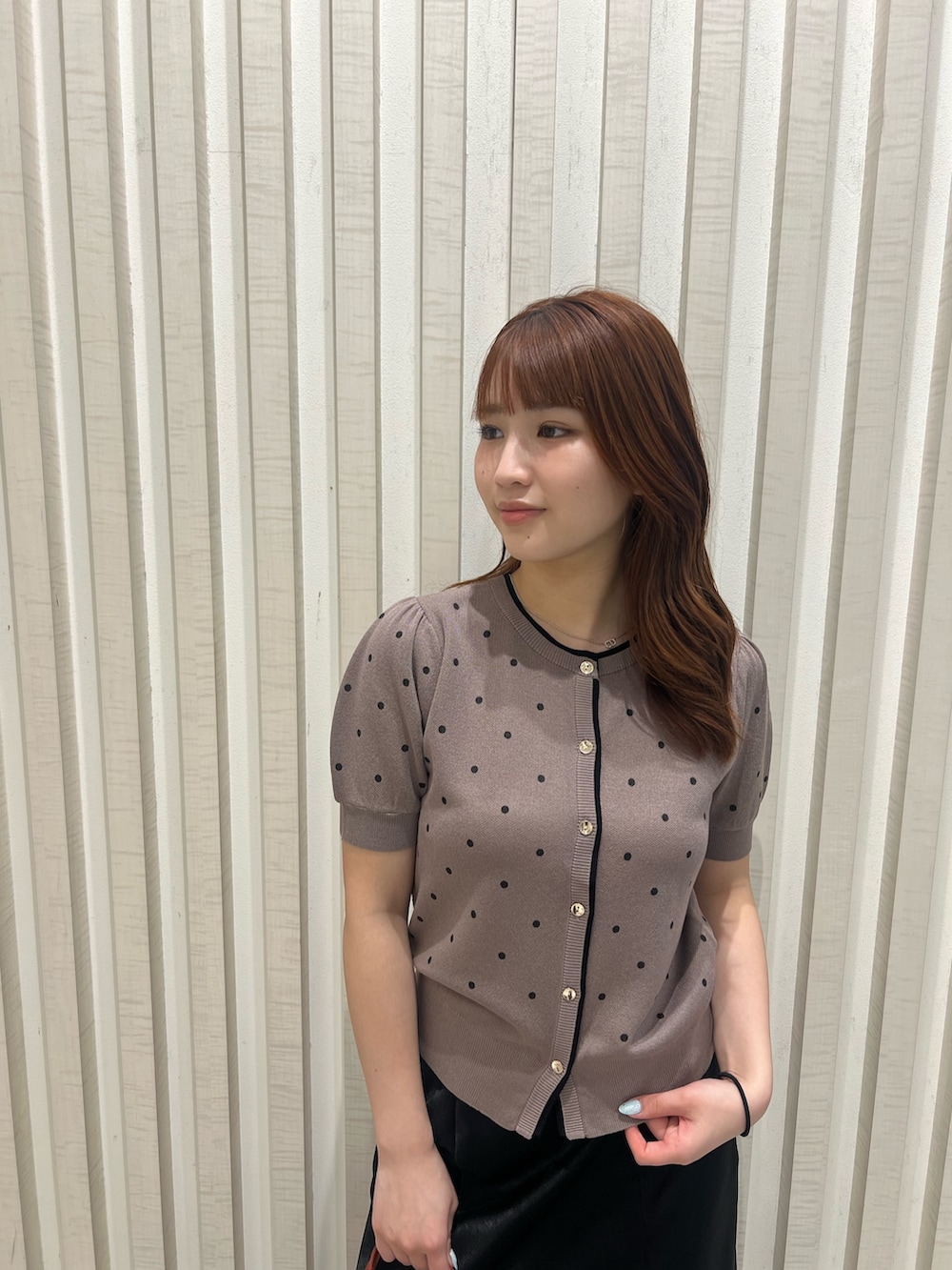 グレー系のカーディガン/ボレロ、ブラック系のスカート、ブラウン系のショルダーバッグを着用したレディースの夏コーディネートの5枚目の写真
