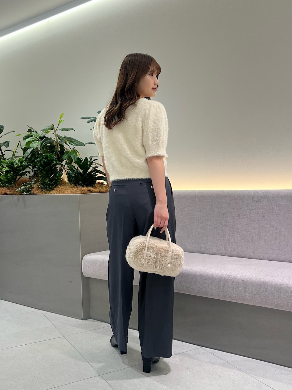 ホワイト系のニット/セーター、グレー系のその他パンツ、ホワイト系のボストンバッグを着用したレディースの秋コーディネートの4枚目の写真