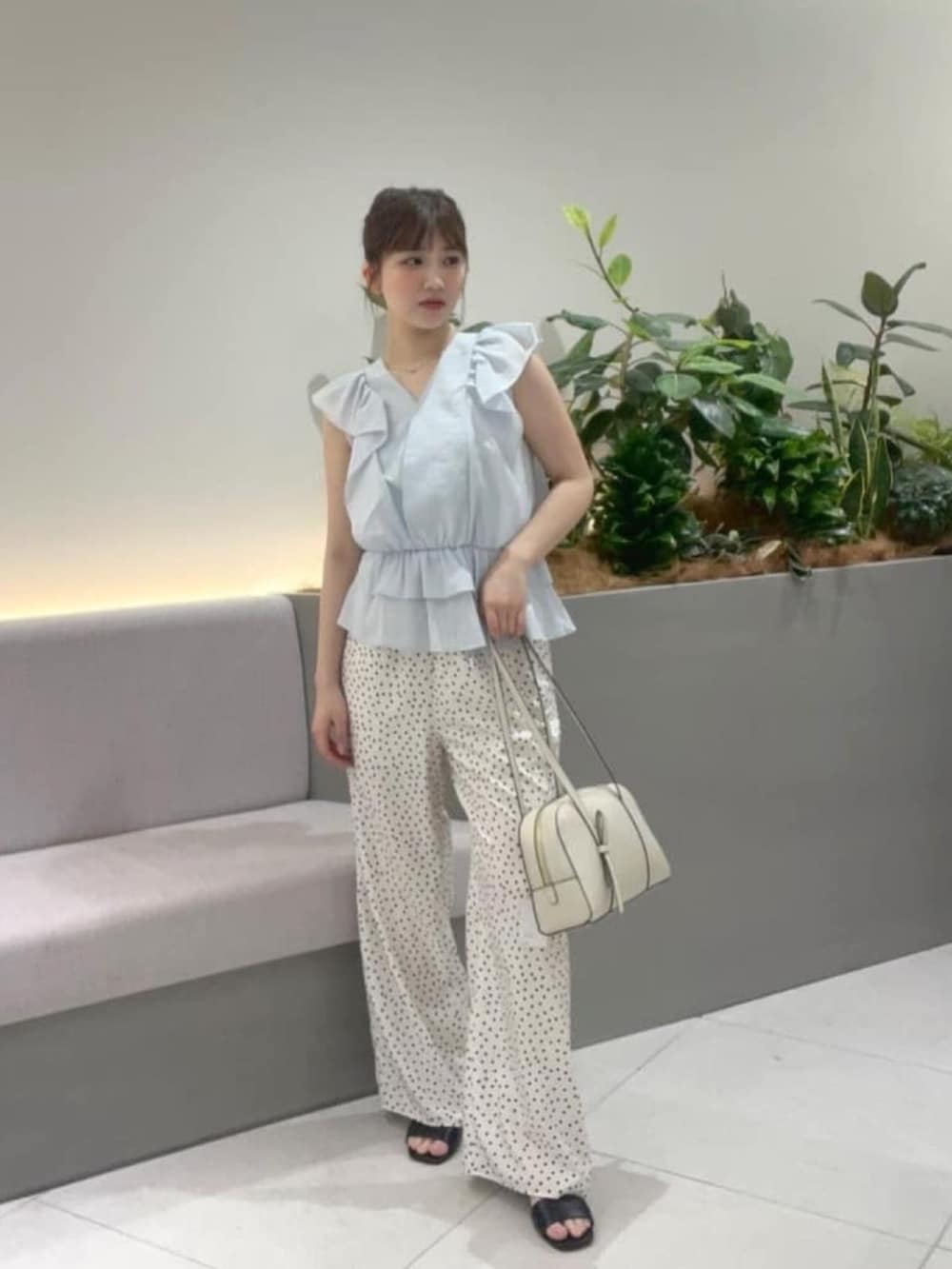 ブルー系のシャツ/ブラウス、ホワイト系のその他パンツ、ホワイト系のボストンバッグを着用したレディースの夏コーディネートの2枚目の写真