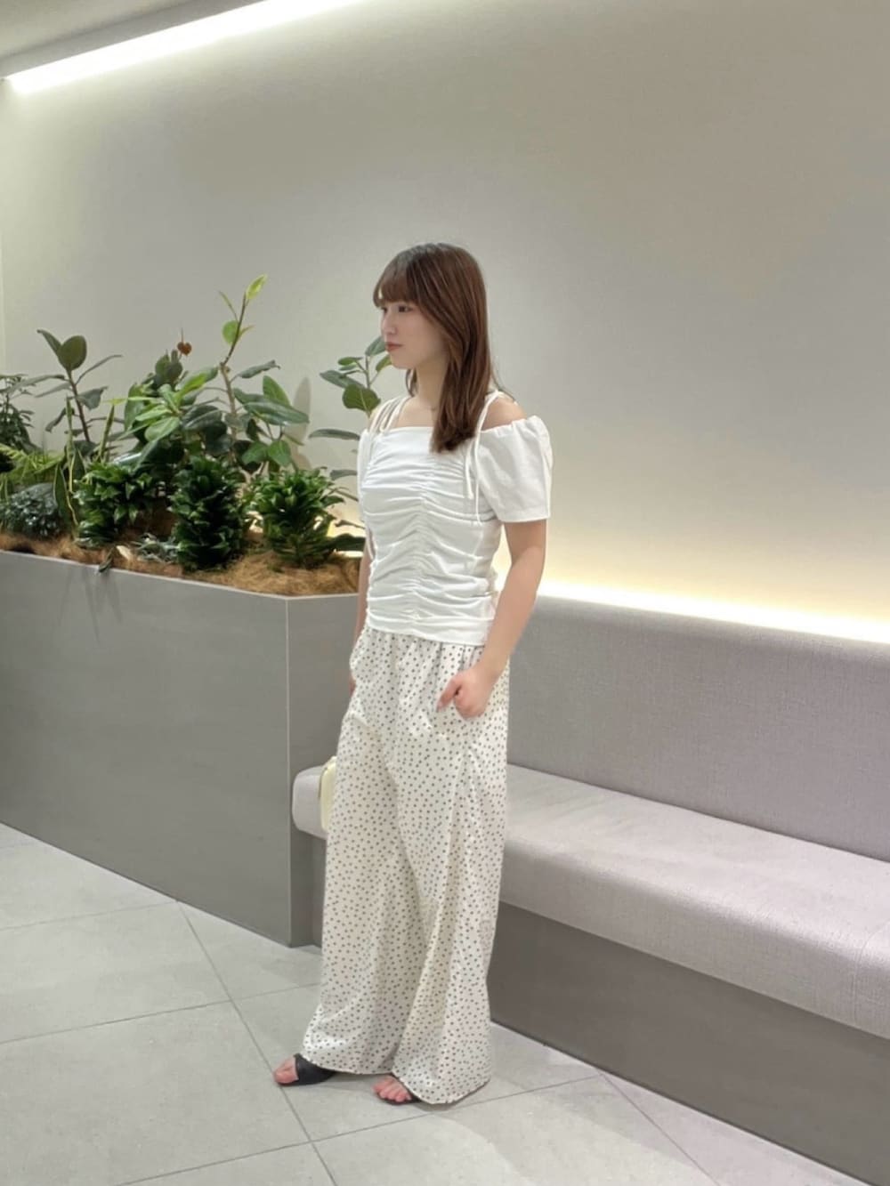 ホワイト系のTシャツ/カットソー、ホワイト系のその他パンツ、ブラウン系のボストンバッグを着用したレディースの夏コーディネートの3枚目の写真
