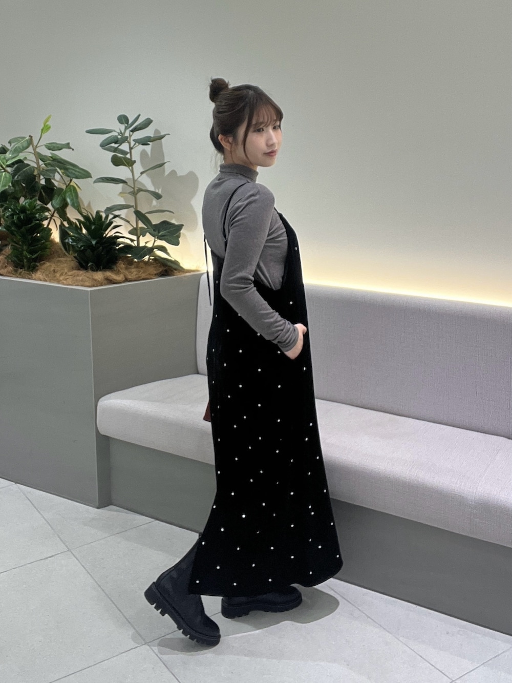 ブラック系のワンピース、レッド系のショルダーバッグ、グレー系のTシャツ/カットソーを着用したレディースの秋コーディネートの8枚目の写真
