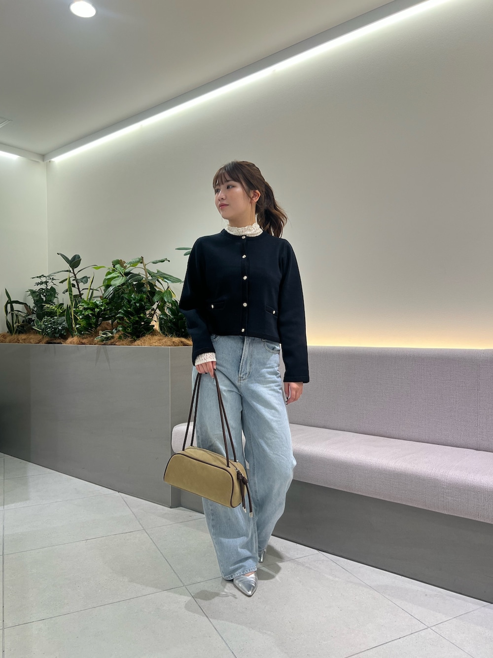 ブルー系のデニムパンツ、ブルー系のカーディガン/ボレロ、ホワイト系のTシャツ/カットソーを着用したレディースの夏コーディネートの2枚目の写真