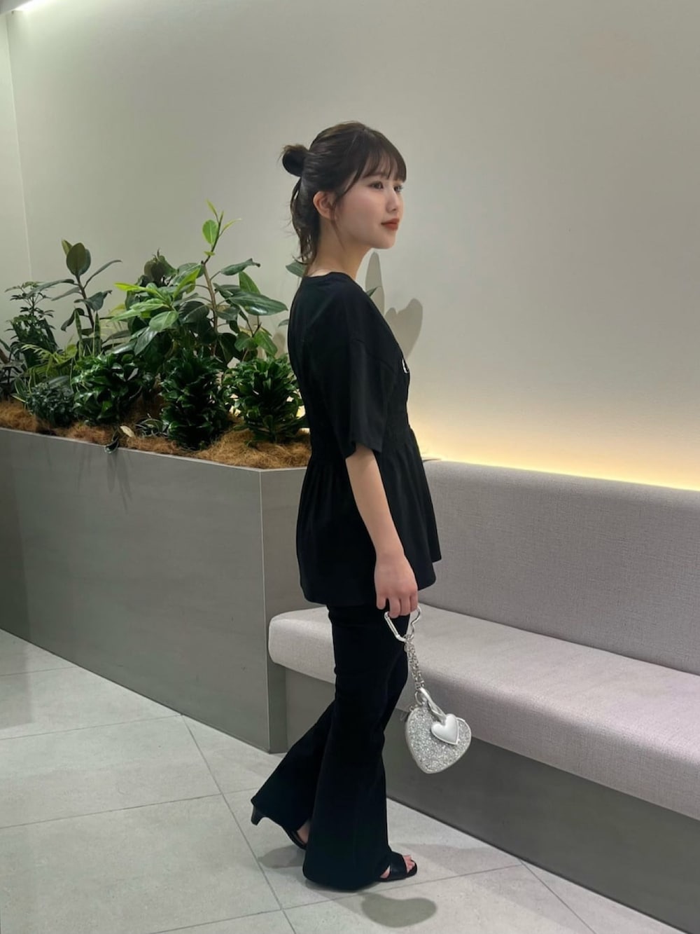 ブラック系のTシャツ/カットソー、ブラック系のデニムパンツ、ブラック系のサンダルを着用したレディースの夏コーディネートの3枚目の写真