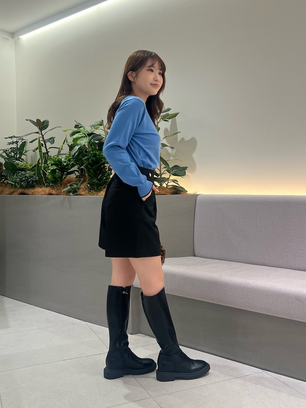 ブルー系のカーディガン/ボレロ、ブラック系のその他パンツ、ブラウン系のボストンバッグを着用したレディースの秋コーディネートの4枚目の写真