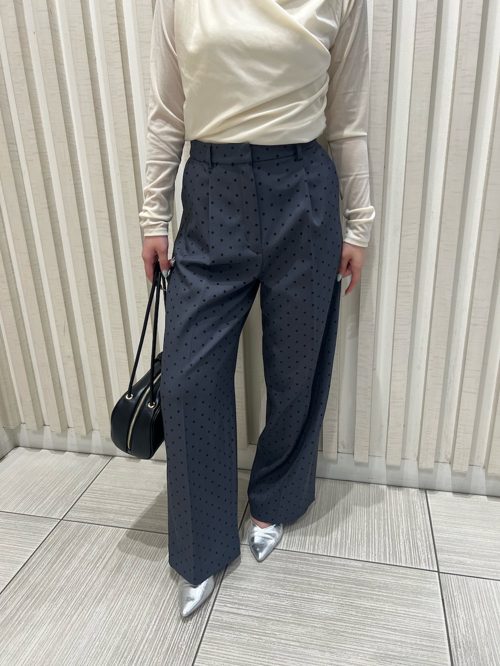 ホワイト系のTシャツ/カットソー、グレー系のその他パンツ、ブラック系のボストンバッグを着用したレディースの夏コーディネートの7枚目の写真